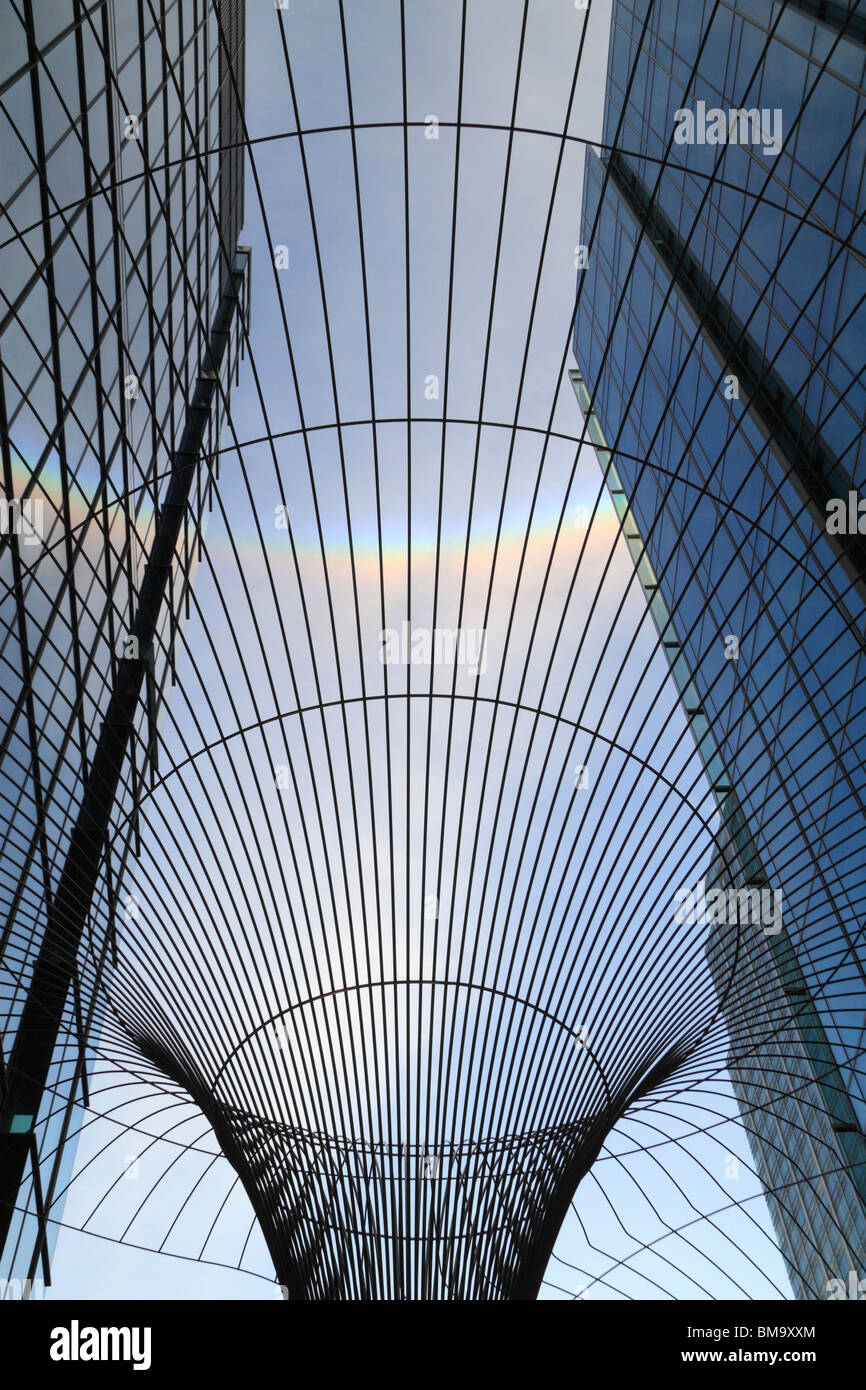 Partie d'un arc-en-ciel circulaire dans le ciel au-dessus de London Docklands vue par un fil à l'extérieur de la sculpture siège de KPMG. Banque D'Images