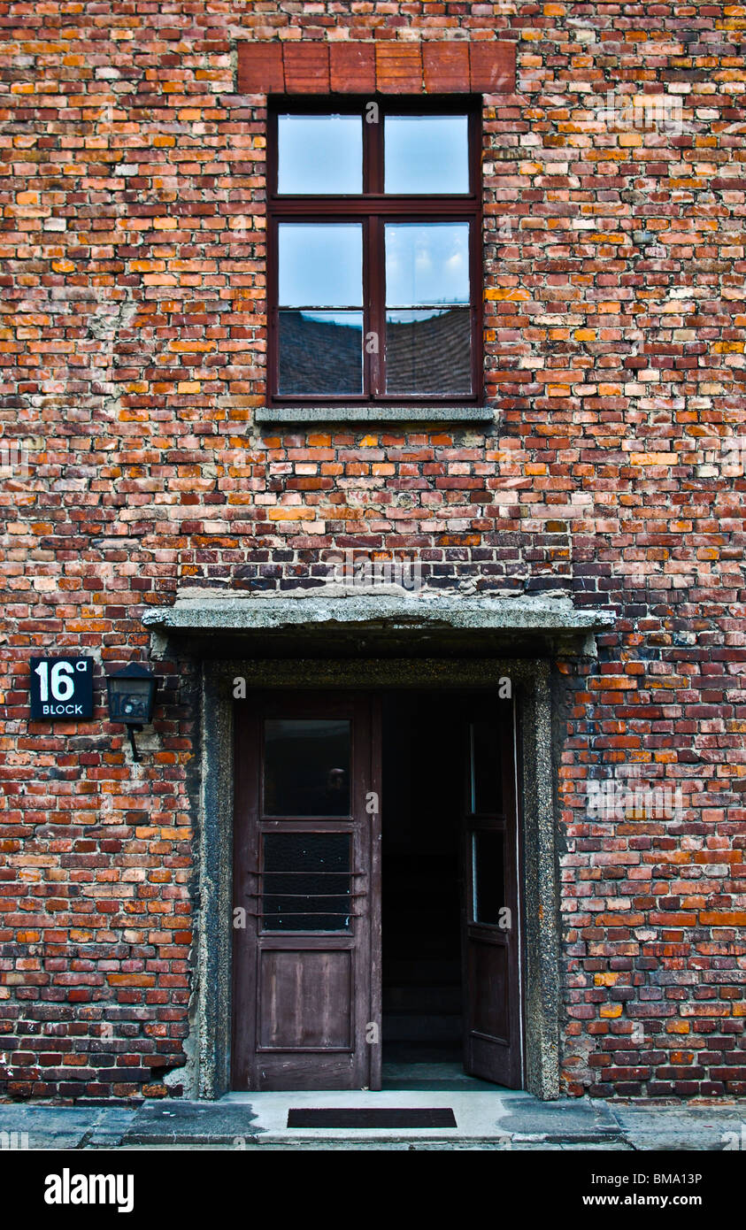L'entrée en prison block 16a au camp de concentration Auschwitz I dans le village d'Oswiecim, Pologne. Banque D'Images