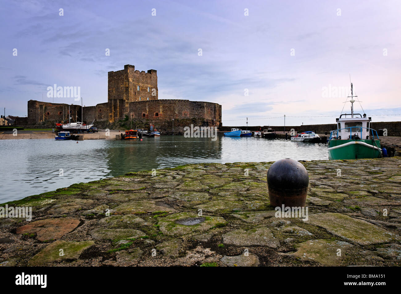 Carrickfergus Castle et Port dans le comté d'Antrim Banque D'Images