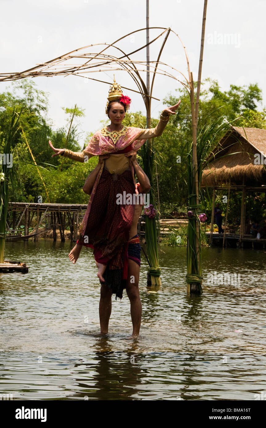 Performance au théâtre d'eau à l'extérieur, Klong sra bua marché flottant, Ayutthaya, Thaïlande. Banque D'Images