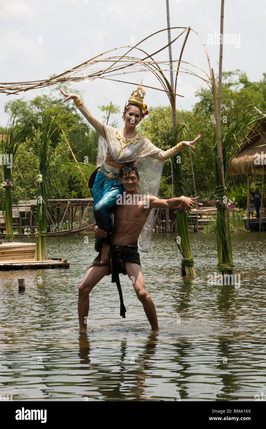Performance au théâtre d'eau à l'extérieur, Klong sra bua marché flottant, Ayutthaya, Thaïlande. Banque D'Images