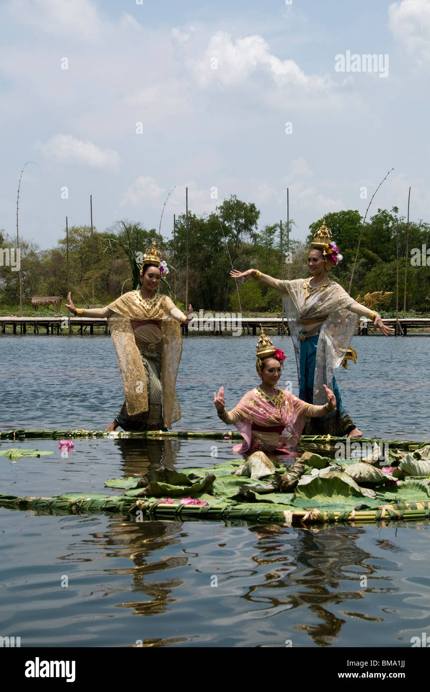 Performance au théâtre d'eau à l'extérieur, Klong sra bua marché flottant, Ayutthaya, Thaïlande. Banque D'Images