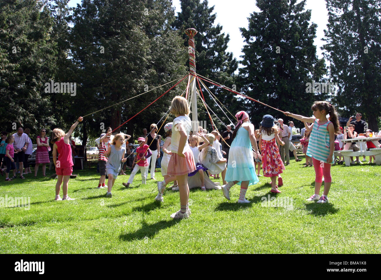 Les enfants l'arbre de la danse dans une école Summer Fete Banque D'Images