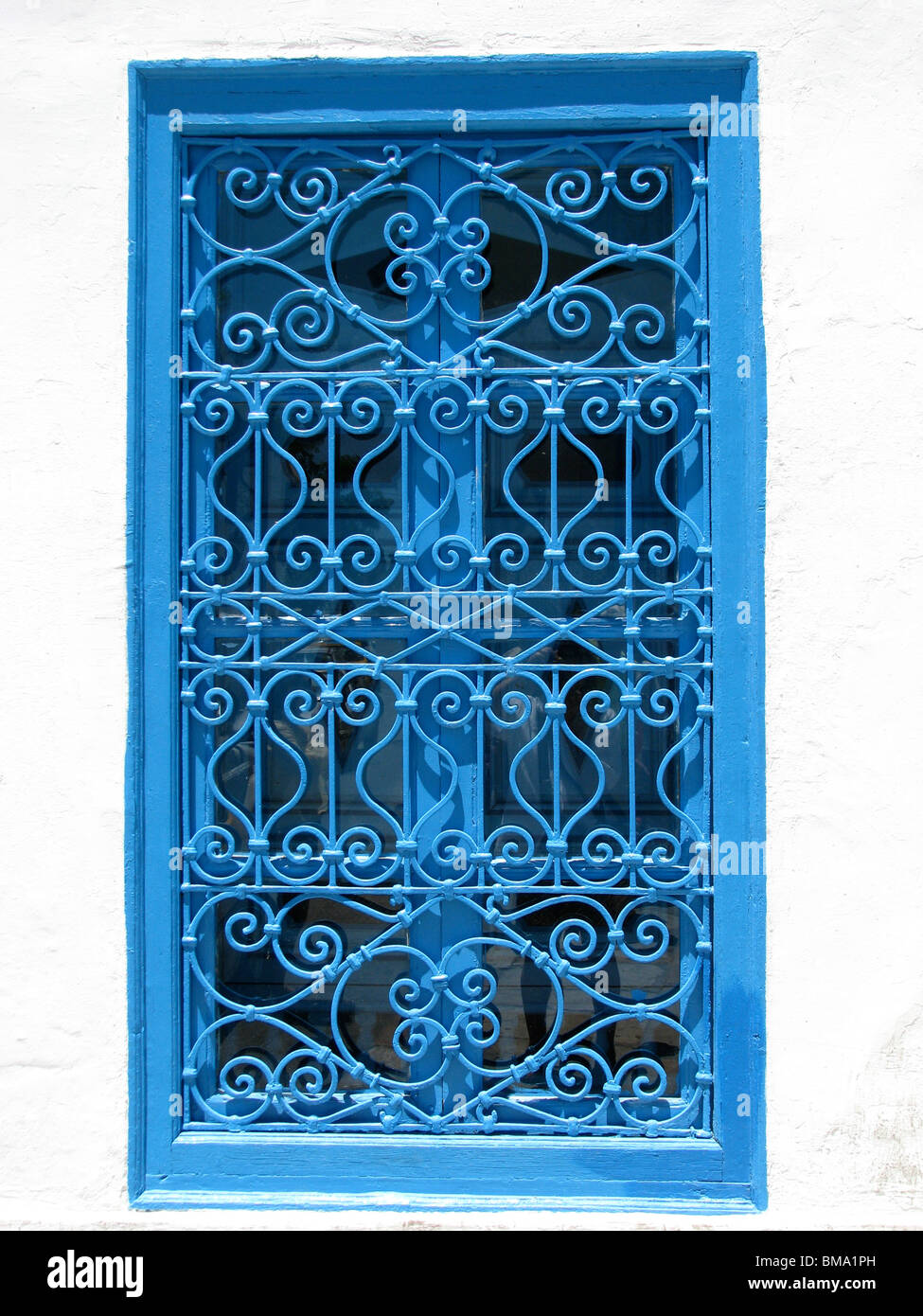 Fenêtre en fer forgé décoratif traditionnel à Sidi Bou Said, Tunisie Photo  Stock - Alamy