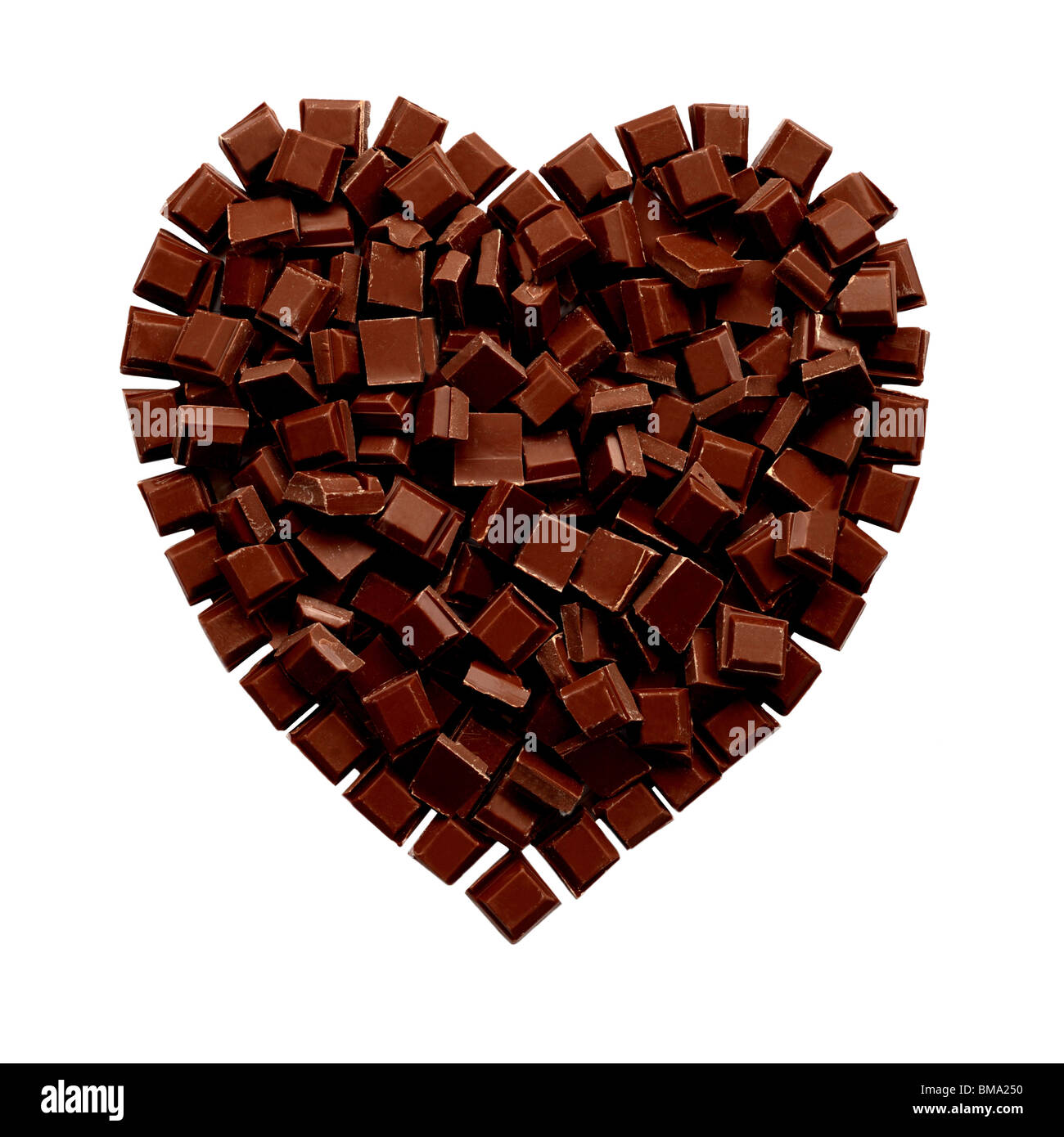 Forme de coeur fait à partir de morceaux de chocolat Banque D'Images