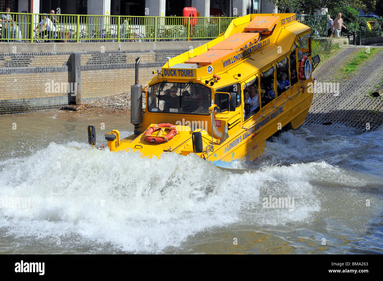 Duck Tours jaune amphibie bateau camion partie partie visite du véhicule de l'eau action big splash entrant Tamise avec touristes UK Banque D'Images
