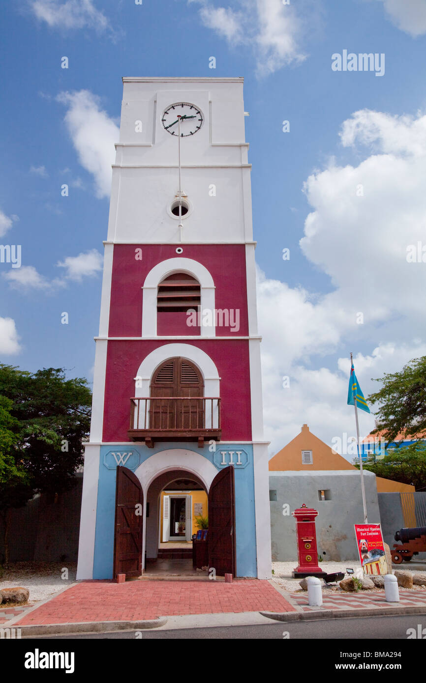 L'entrée extérieure et la tour de Fort Zoutman à Oranjestad, Aruba, Antilles néerlandaises. Banque D'Images