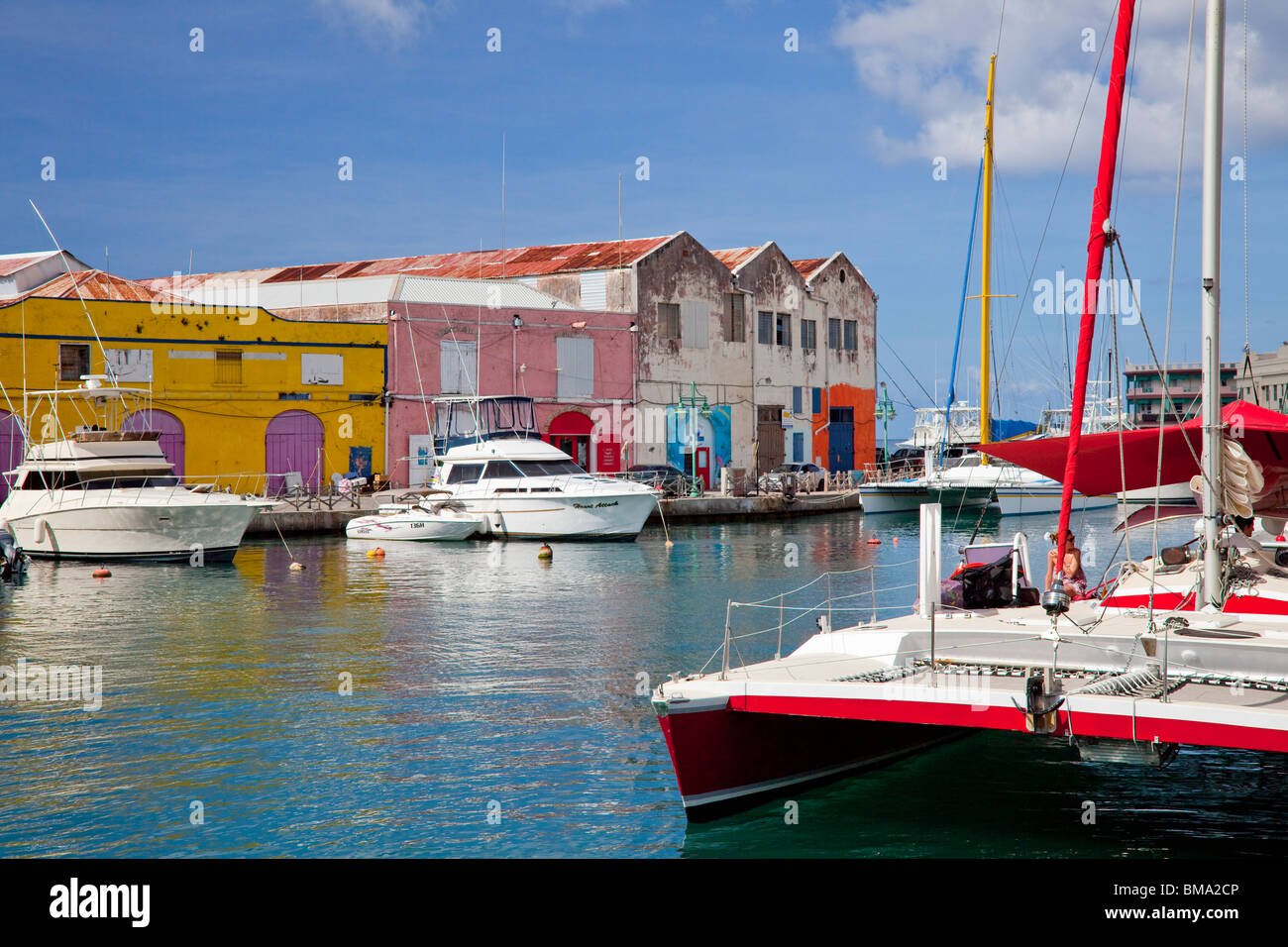 Le port de plaisance avec bâtiments colorés dans le port de Bridgetown, Barbade, Antilles. Banque D'Images