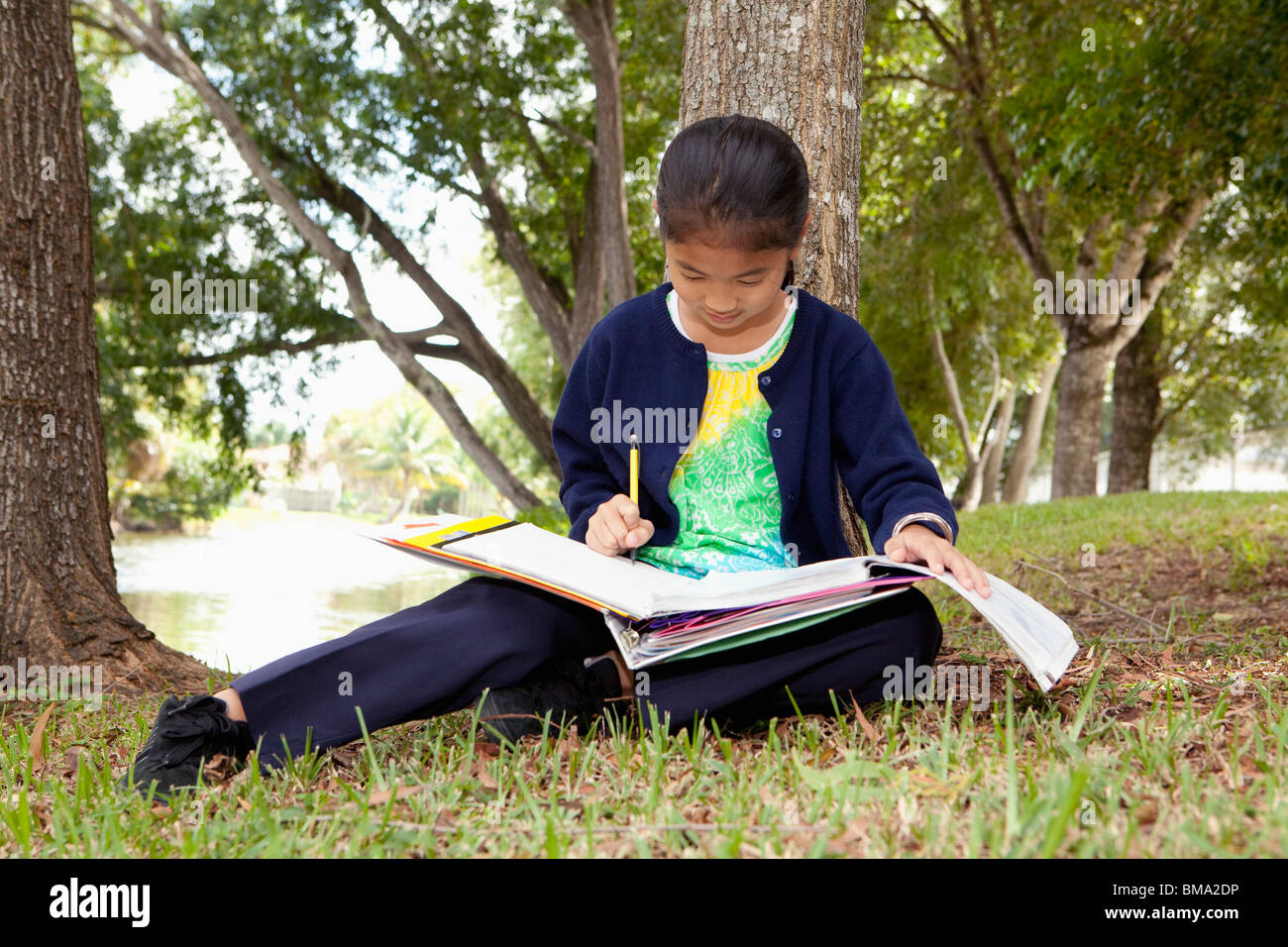 Fort Lauderdale, Floride, États-Unis d'Amérique ; une fille de faire le travail scolaire dans le parc Banque D'Images