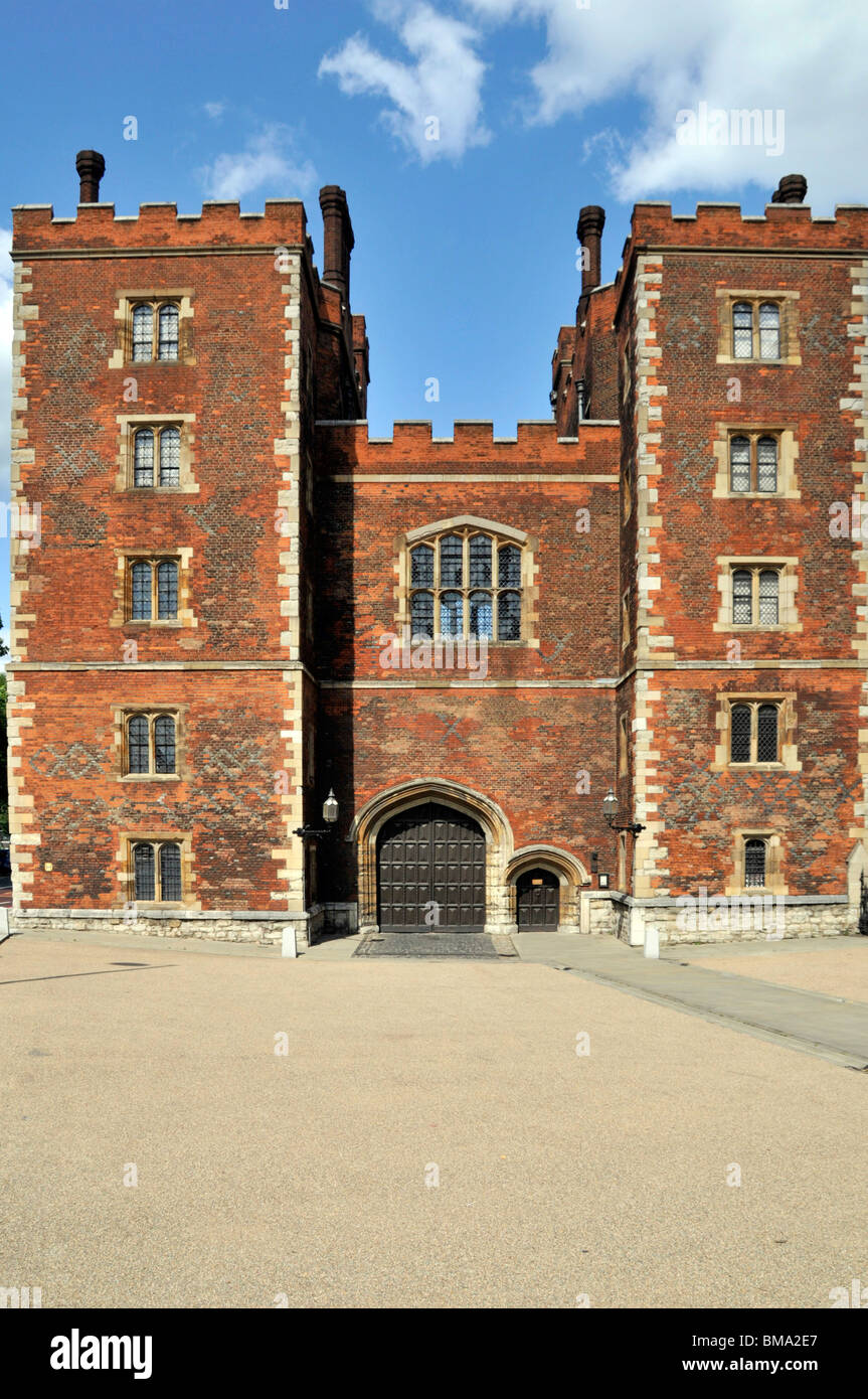 Historique Palais Lambeth brique Tudor gatehouse bâtiment et façade Londres résidence de l'archevêque de Canterbury en Angleterre Lambeth Londres Angleterre Royaume-Uni Banque D'Images