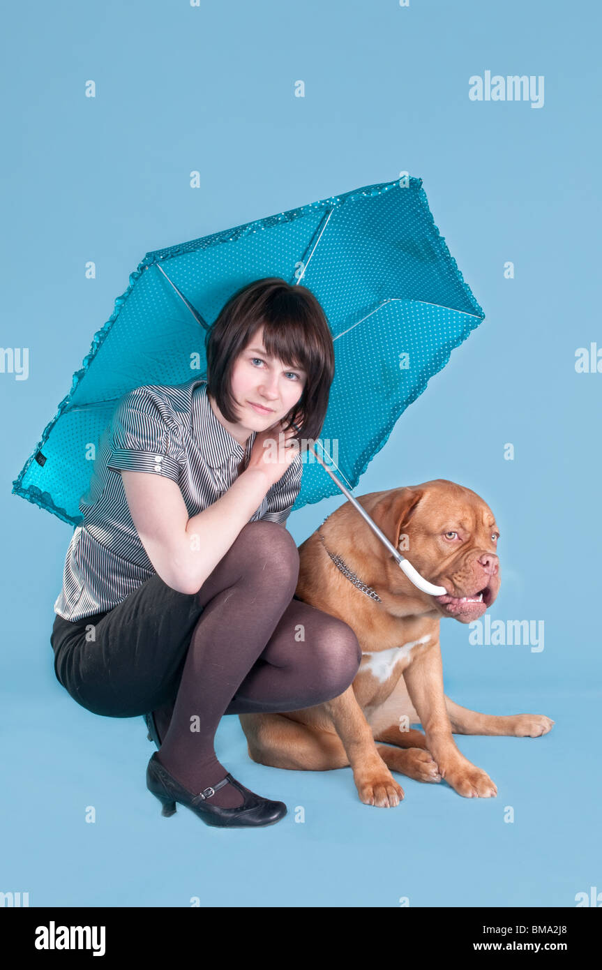 Jeune fille et son chien à la fois l'ONU holding umbrella Banque D'Images