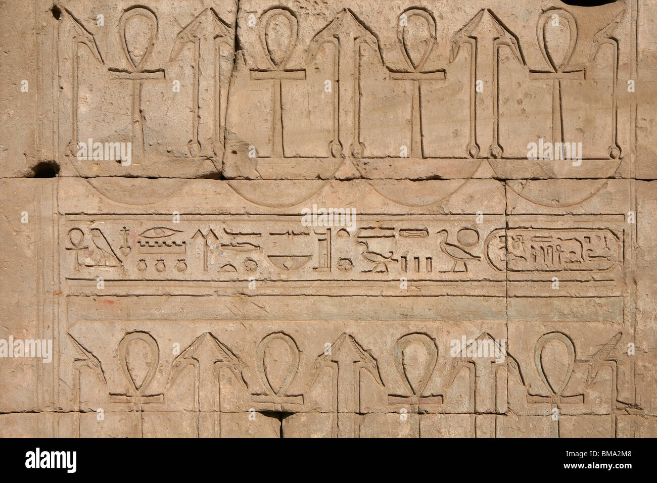 Hiéroglyphes sur les murs du temple de Horus à Edfou, Egypte Banque D'Images