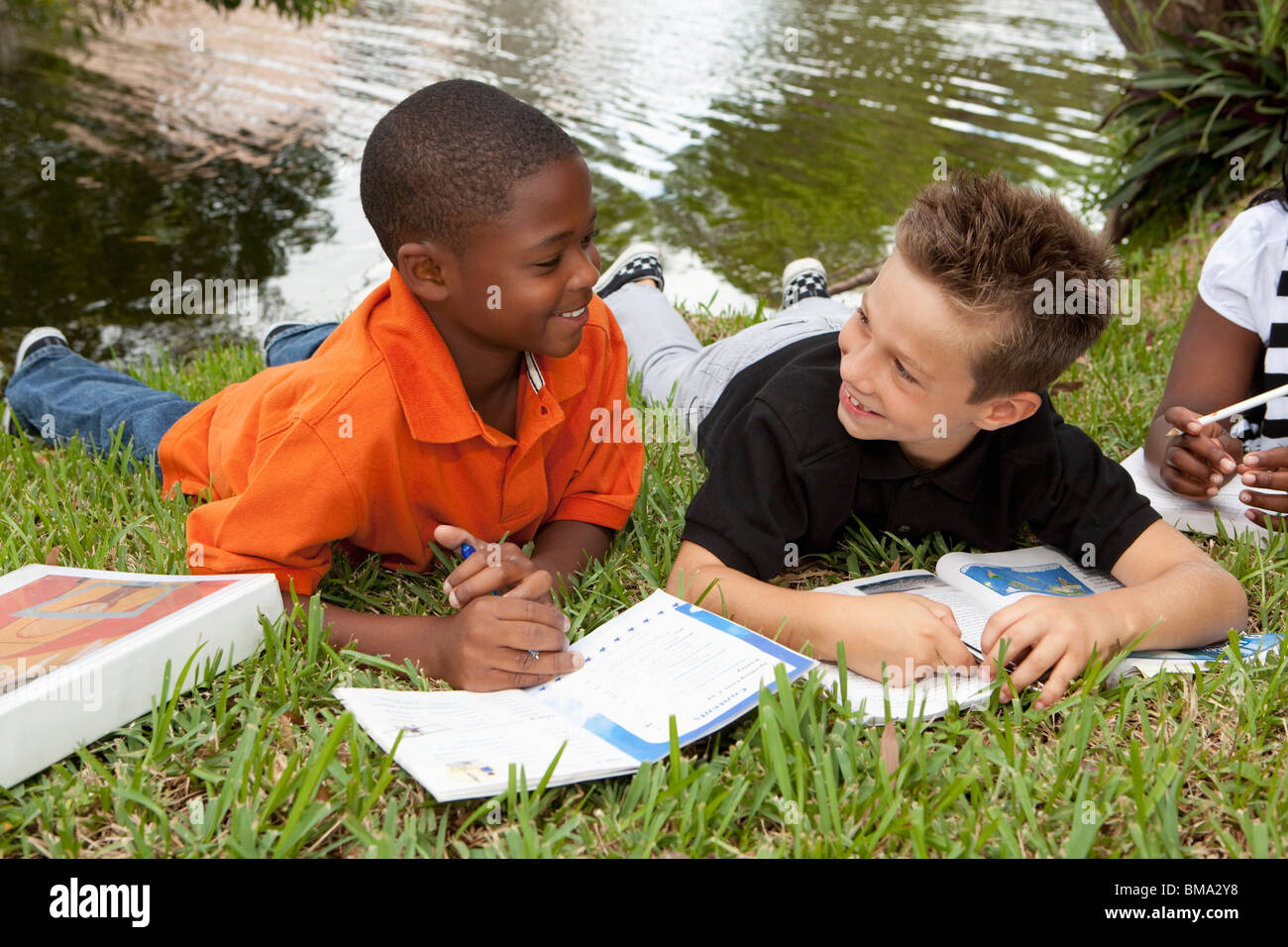 Fort Lauderdale, Floride, États-Unis d'Amérique, deux garçons de faire le travail scolaire dans le parc Banque D'Images