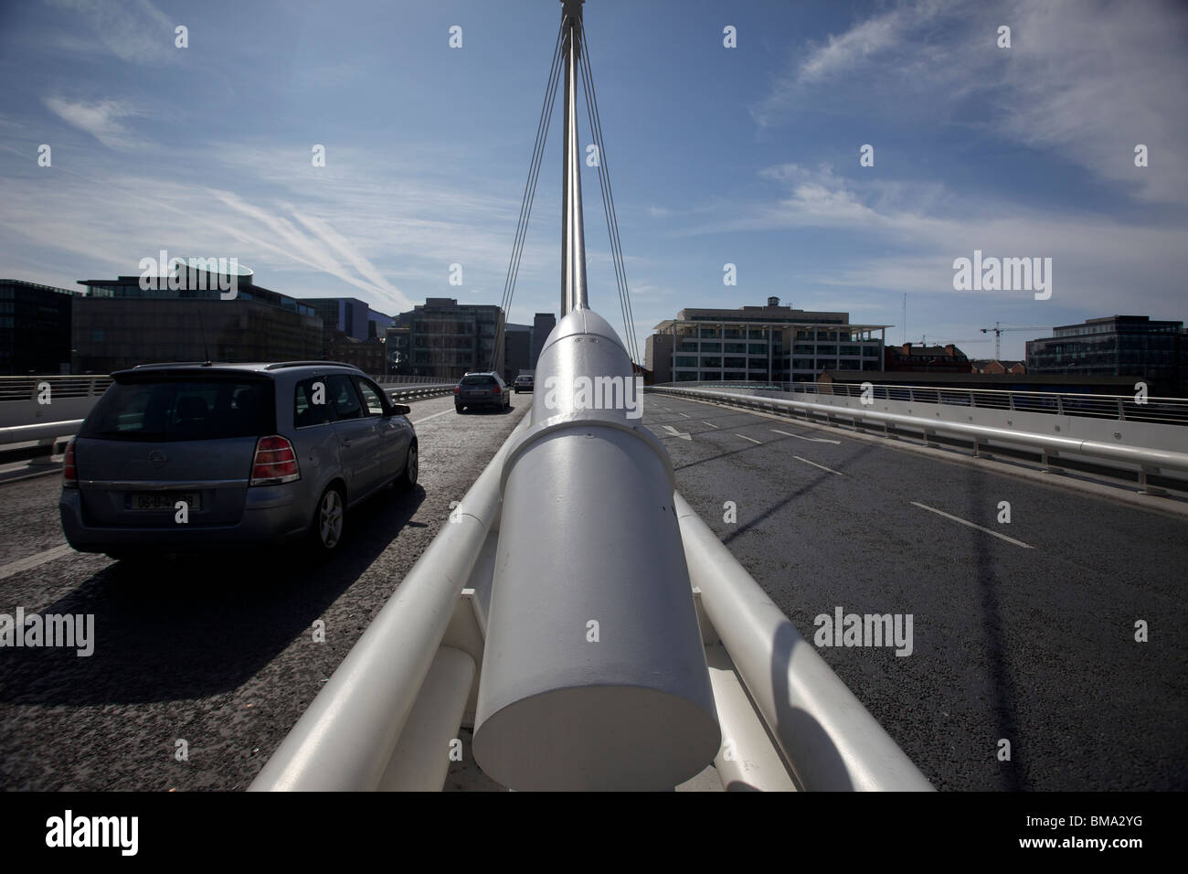 Le Samuel Beckett Bridge enjambant la rivière Liffey à Dublin, Irlande. Le pont est près de docks de Dublin et de l'Irish Financial Services Centre. Banque D'Images