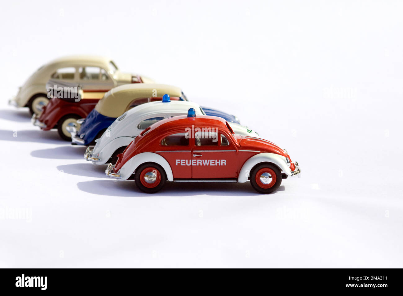 Modèles de collection jouet moulé de quatre coléoptères Volkswagen Voitures sur fond blanc dans une rangée Banque D'Images