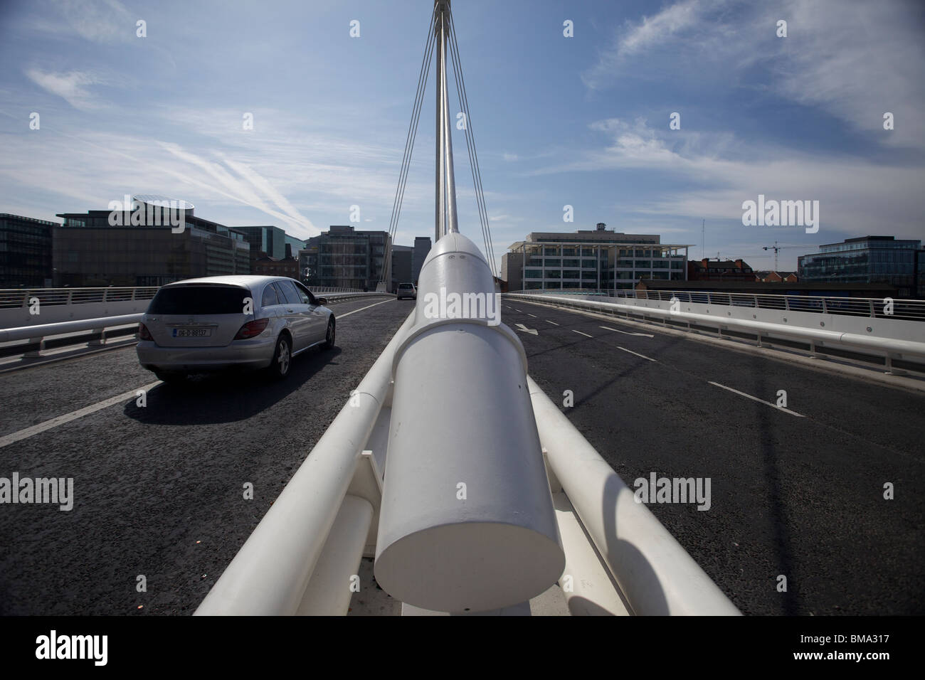 Le Samuel Beckett Bridge enjambant la rivière Liffey à Dublin, Irlande. Le pont est près de docks de Dublin et de l'Irish Financial Services Centre. Banque D'Images