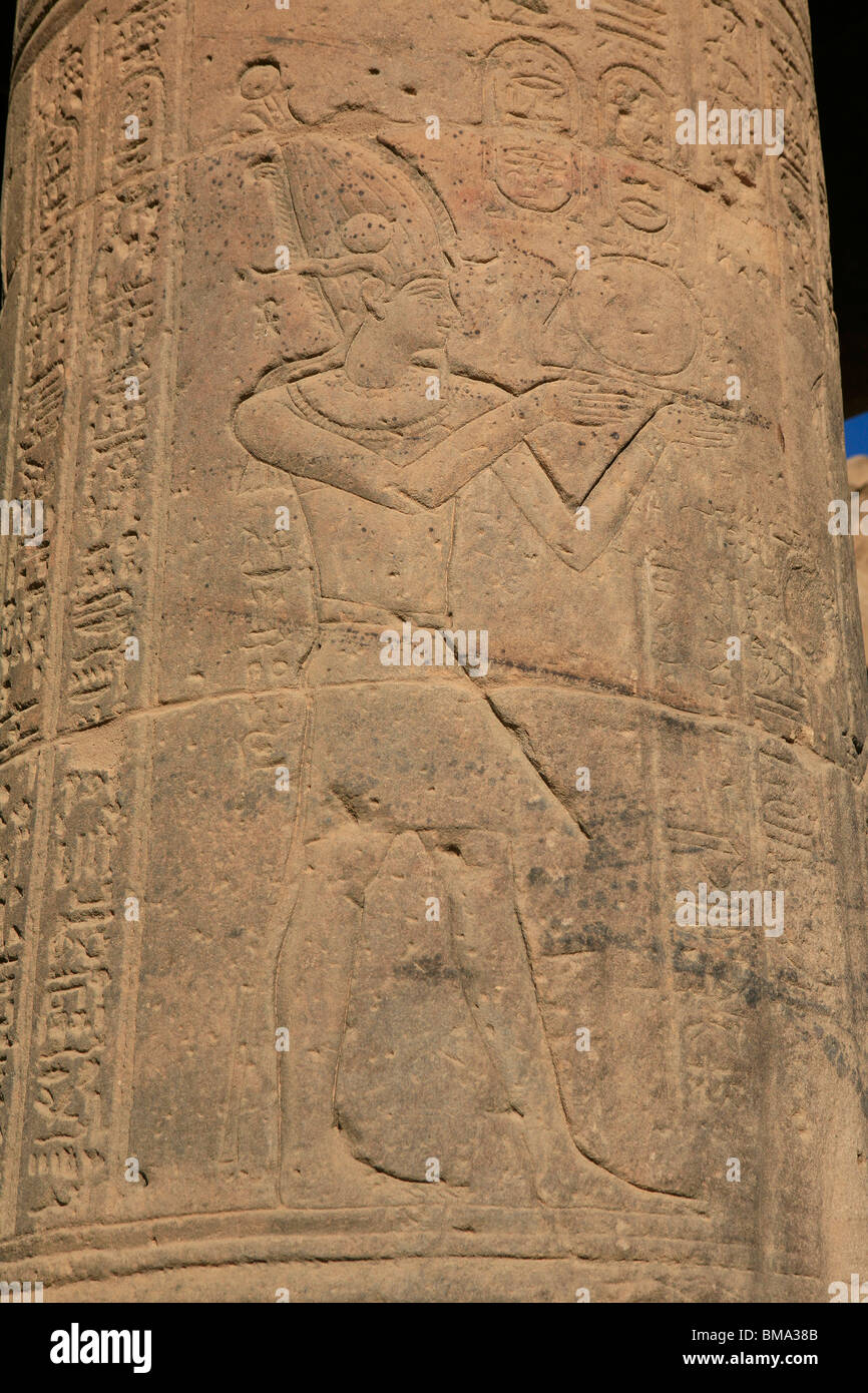 Un pharaon en faisant des offrandes sur une colonne dans le temple de Philae en Egypte Banque D'Images
