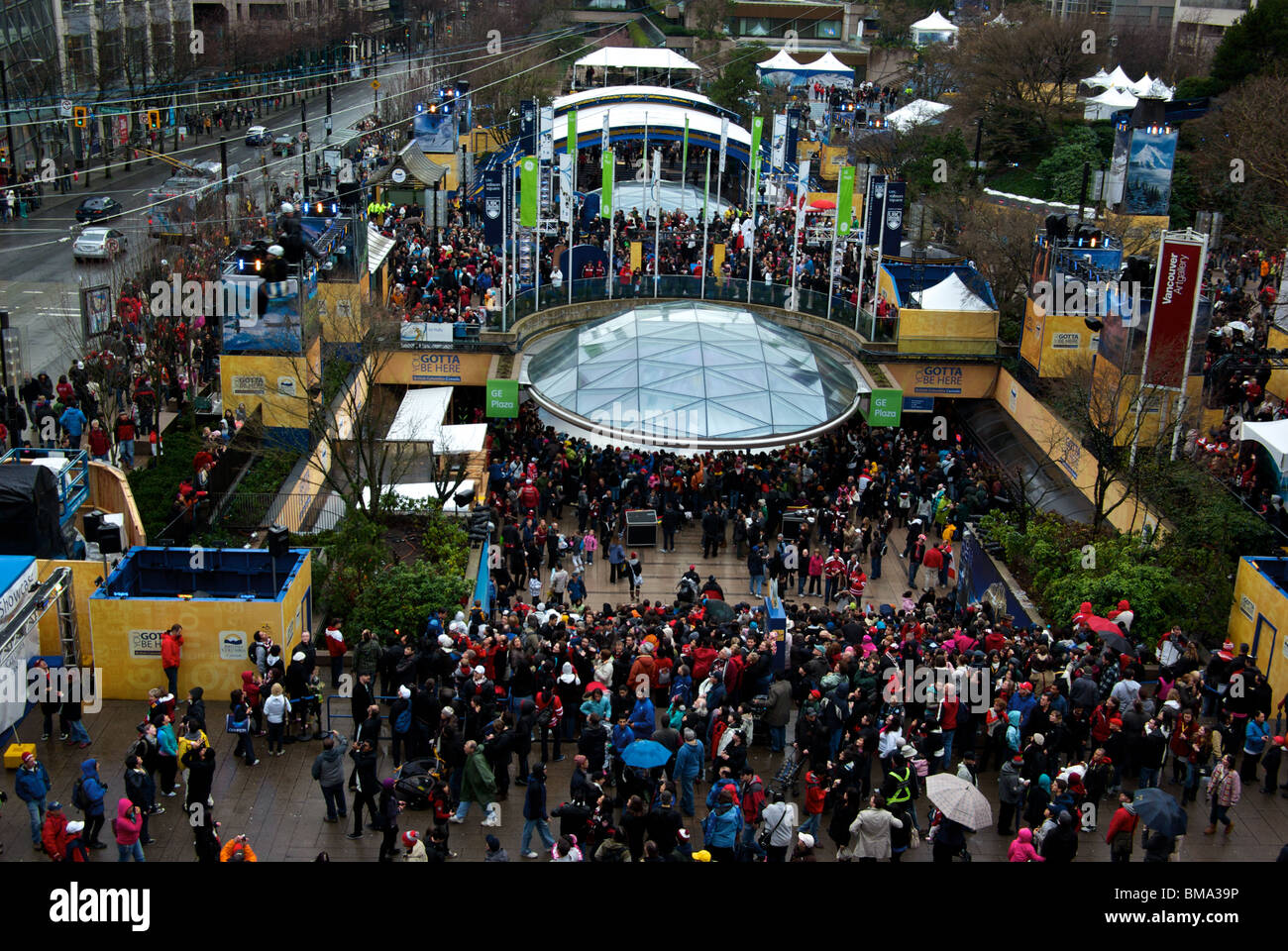 Foule immense rassemblement pour regarder regarder les écrans de zip au-dessus de lui à Robson Square site célébration des Jeux Olympiques d'hiver de 2010 Vancouver (C.-B.) Banque D'Images