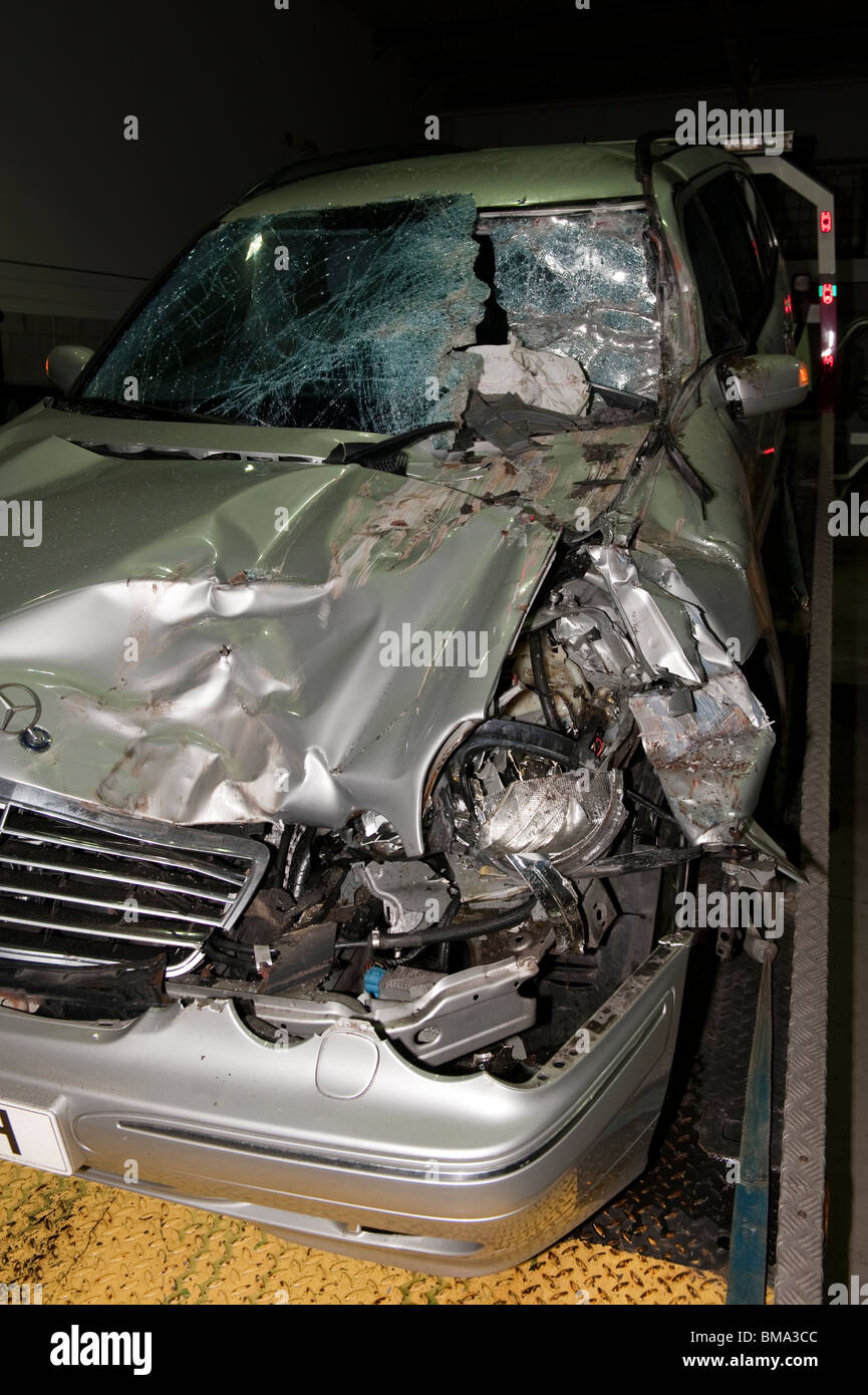 Après avoir écrasé avec crash Mercedes camion Banque D'Images