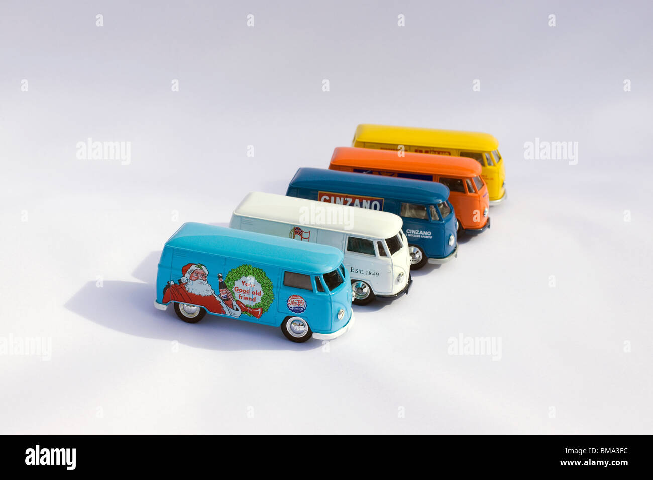 Collection de modèles de jouets de Volkswagen partage de l'écran de bord cars sur fond blanc Banque D'Images