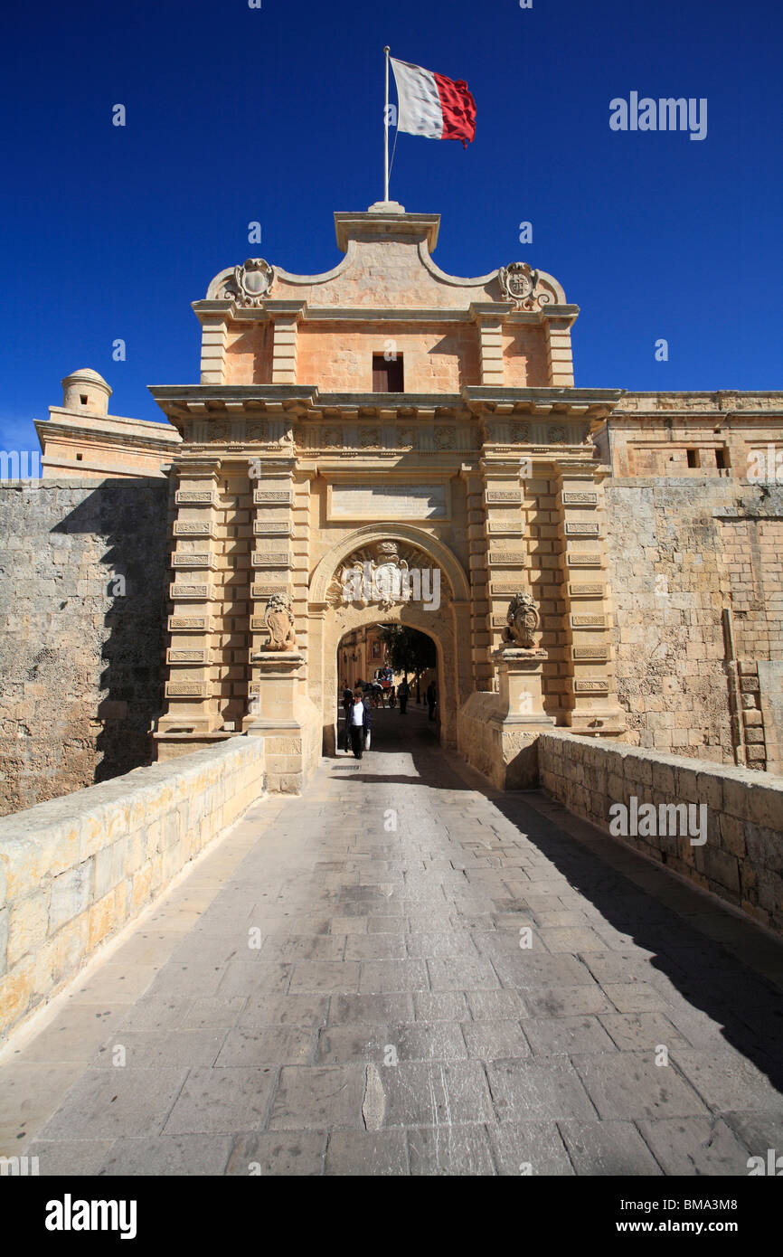 La Porte de Mdina, Mdina, Malte montrant l'arche et les bras/cimier ci-dessus avec les deux lions sur des piliers de pierre ou l'autre côté du pont Banque D'Images