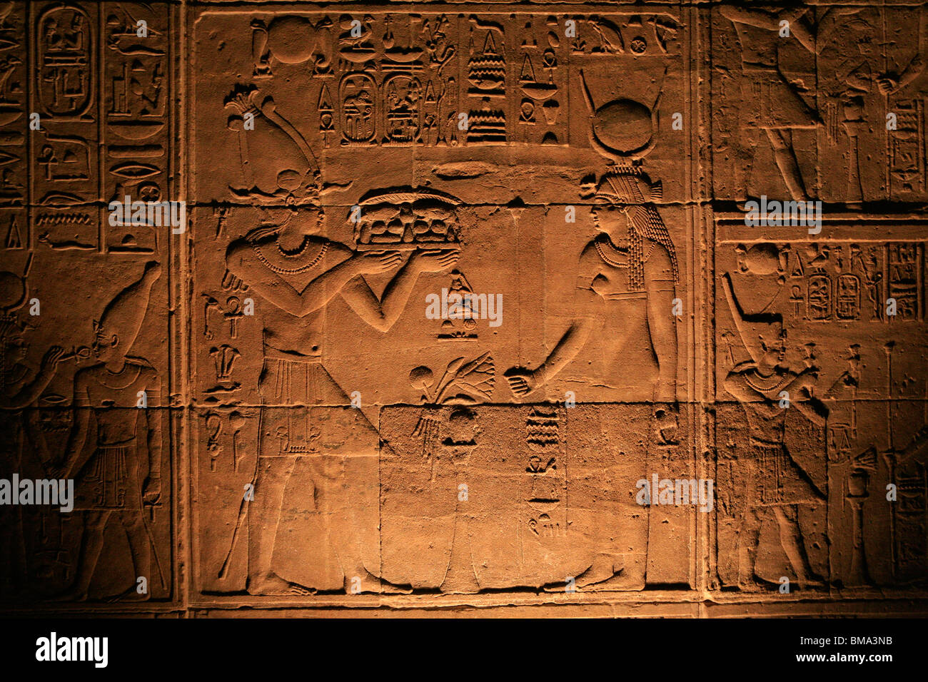 Relief représentant le pharaon en faisant des offrandes à la déesse Hathor au Temple de Philae en Egypte Banque D'Images