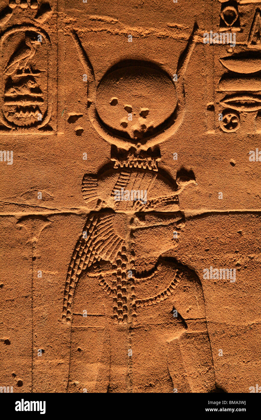 Soulagement de la déesse égyptienne Hathor sur le mur à l'intérieur du temple de Philae en Egypte Banque D'Images