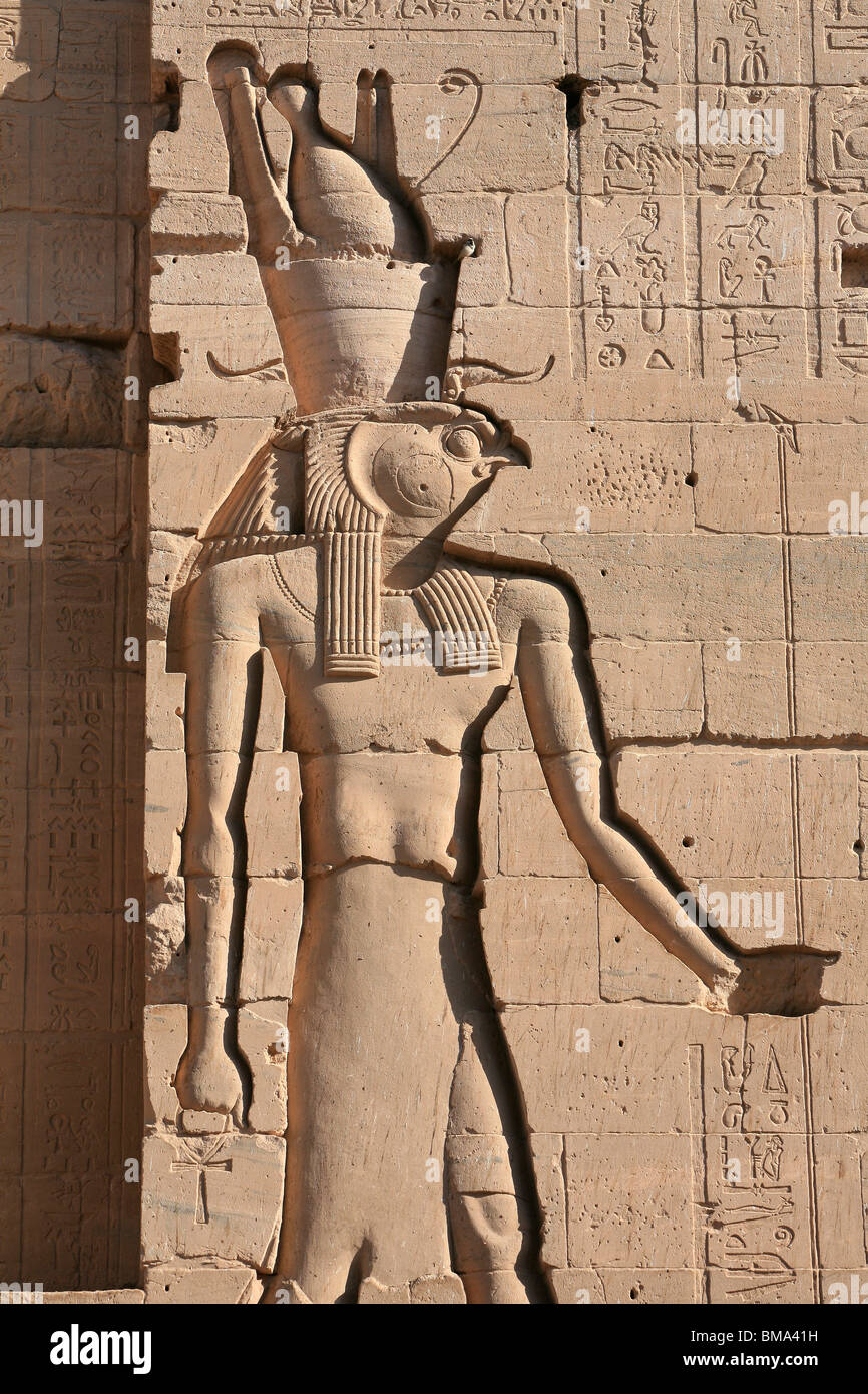 Relief du dieu égyptien Horus sur le mur de la premier pylône au Temple de Philae en Egypte Banque D'Images