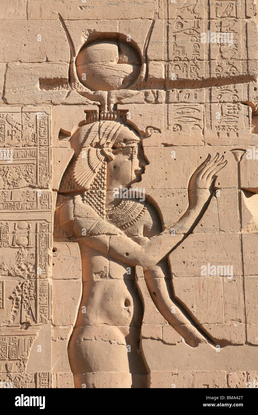 Soulagement de la déesse égyptienne Hathor, sur le mur de la premier pylône au Temple de Philae en Egypte Banque D'Images