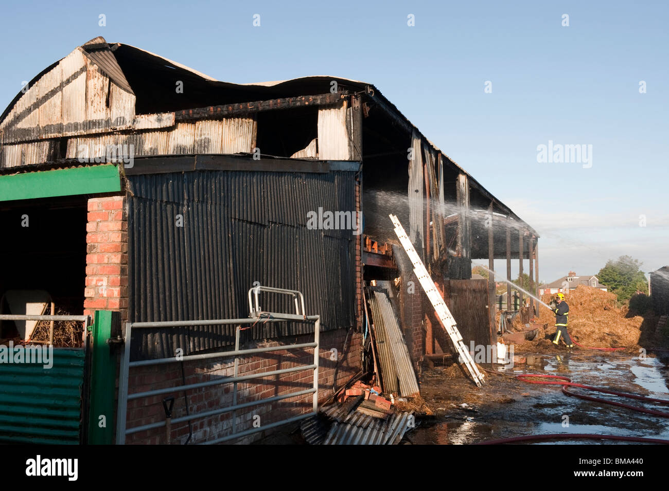 Grange de ferme en feu Banque D'Images