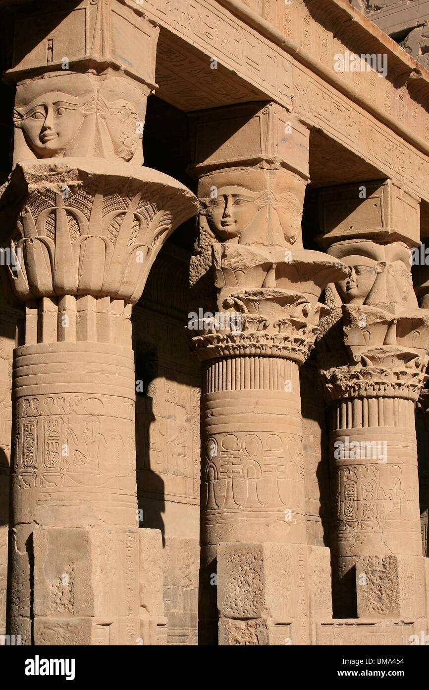 Colonnade avec les chefs de la déesse Hathor au Temple d'Isis à Philae, bon maintenant sur l'Île Agilka en Egypte Banque D'Images