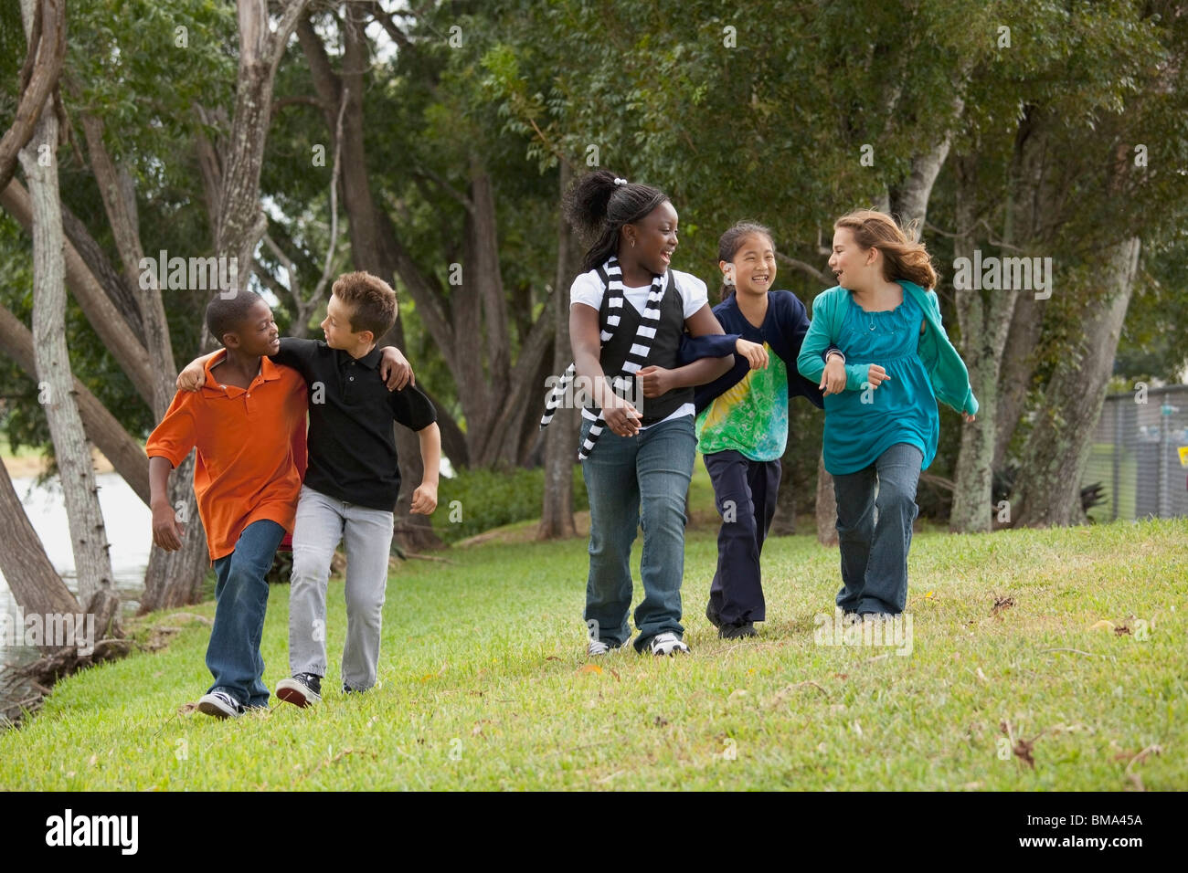 Fort Lauderdale, Floride, États-Unis d'Amérique ; un groupe de préadolescents marcher dans un parc Banque D'Images