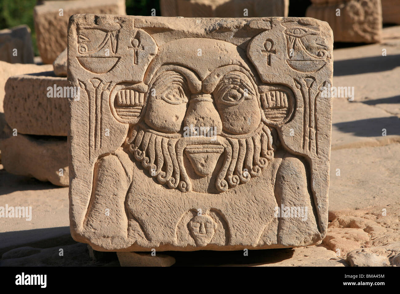 Déité égyptienne Bes, protecteur des femmes enceintes et des bébés sur un bloc de pierre au temple de Philae en Egypte Banque D'Images