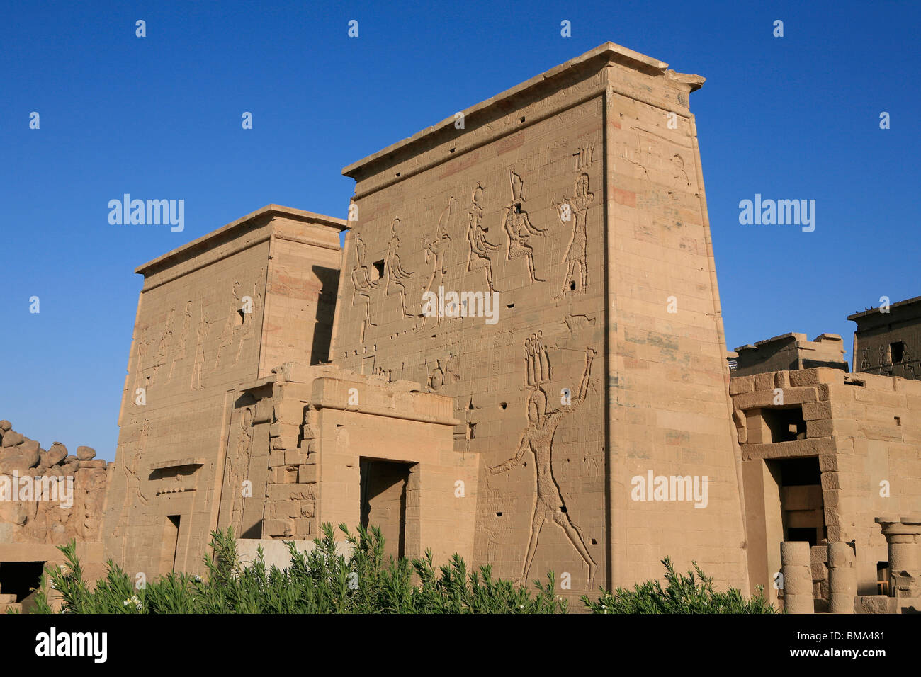 Le Premier pylône du Temple d'Isis à Philae, bon maintenant sur l'Île Agilka en Egypte Banque D'Images