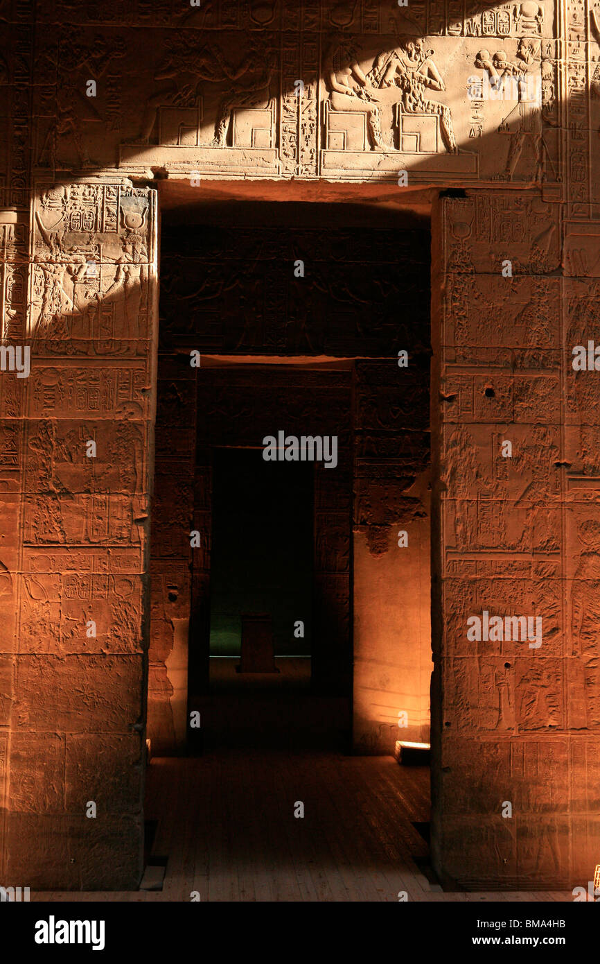 Porte à l'intérieur du temple de Philae sur l'Île Agilka en Egypte Banque D'Images