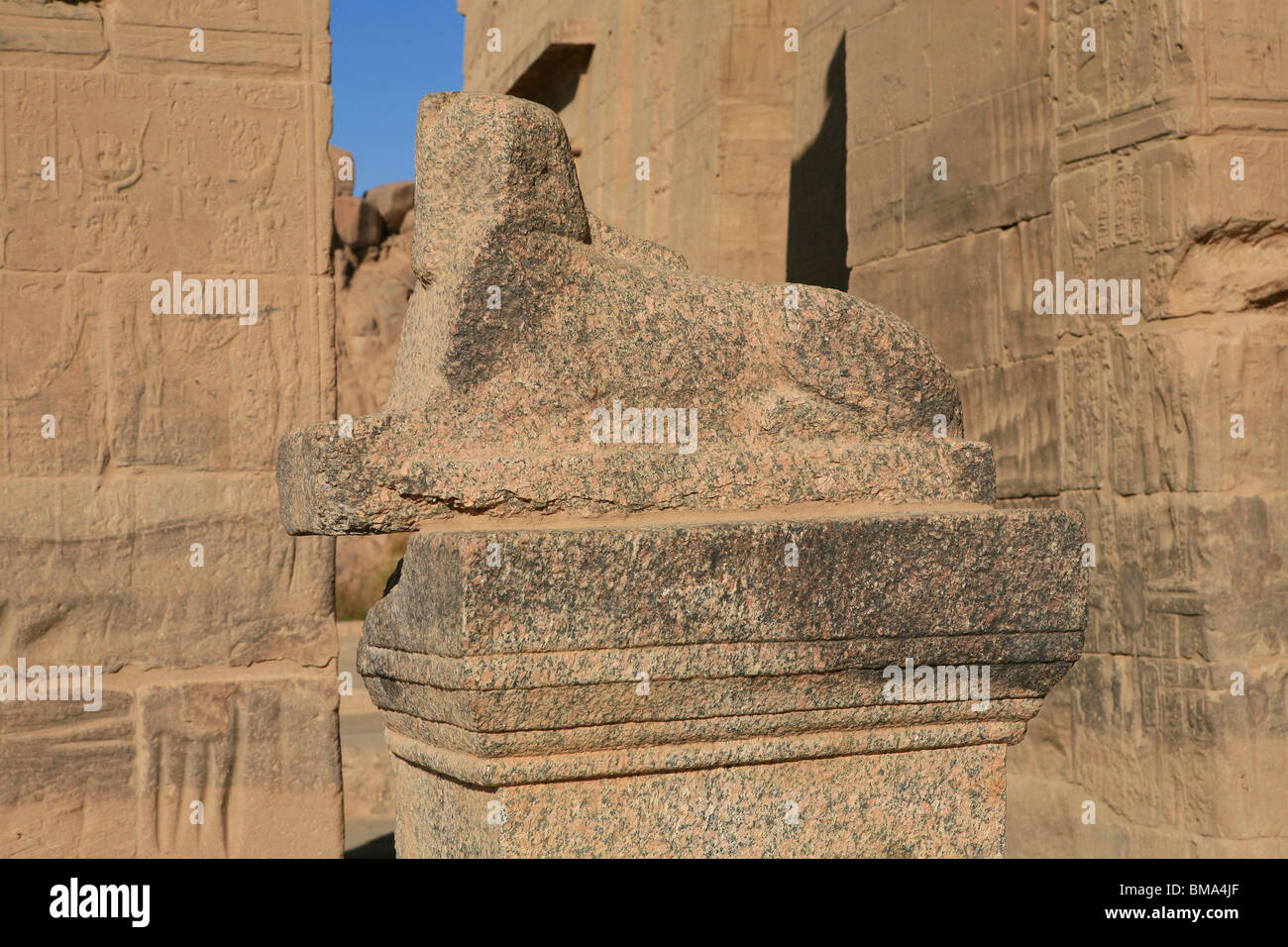 Statue d'un sphinx à l'entrée principale du temple de Philae en Egypte Banque D'Images