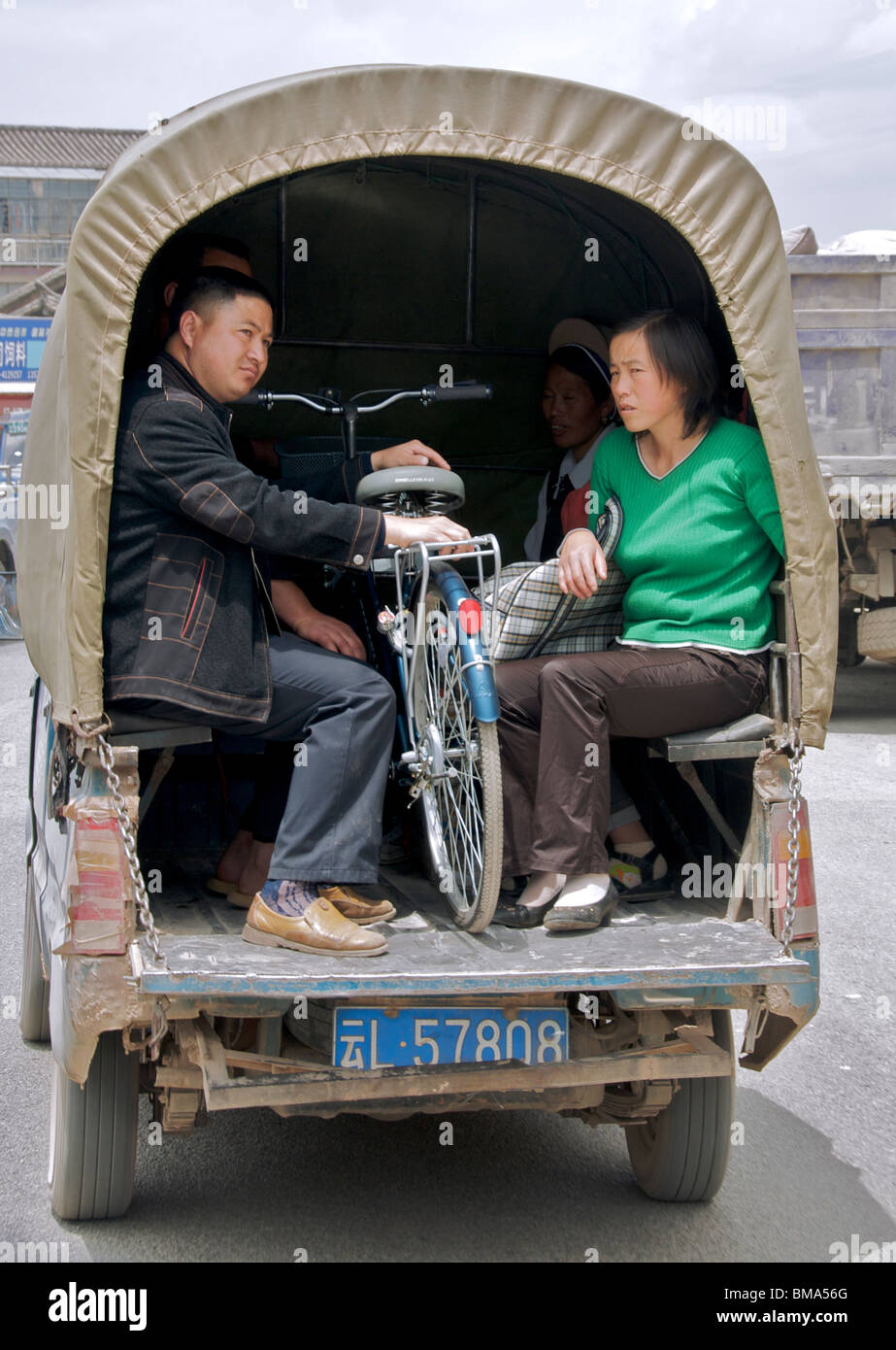 Les gens à l'arrière du taxi van Yunnan Chine rurale Banque D'Images