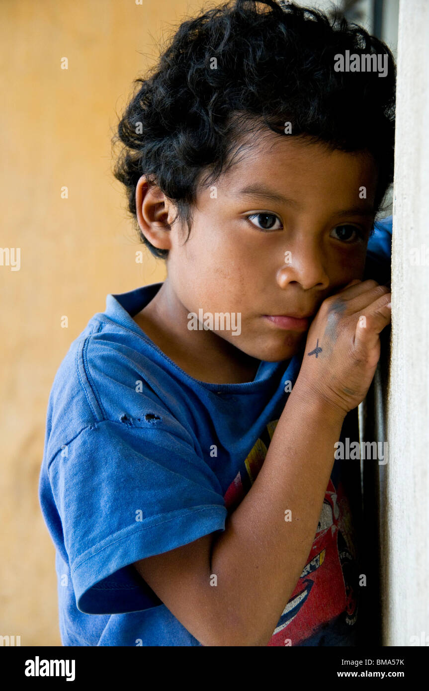 Enfant triste Panajachel Guatemala Banque D'Images