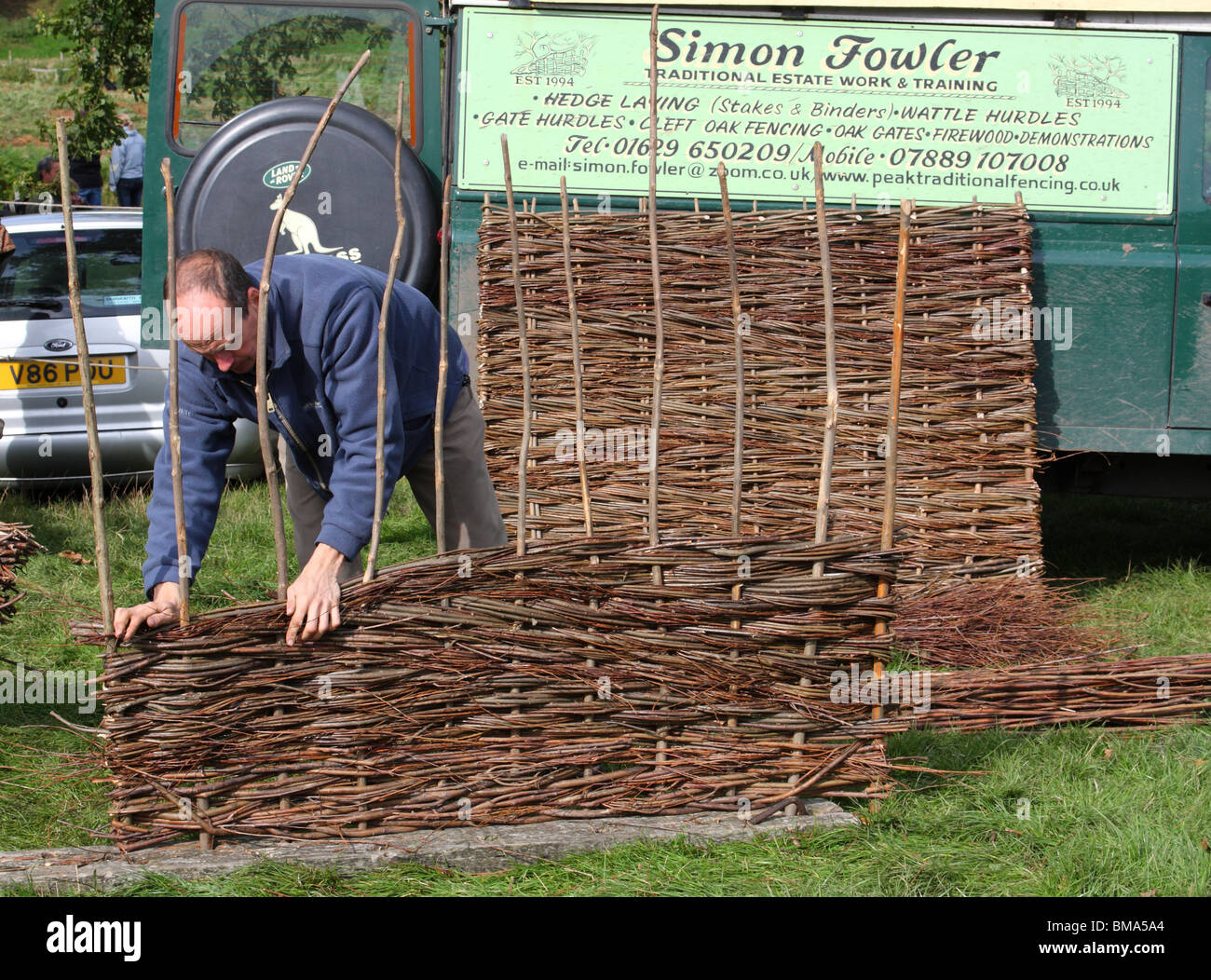 Un artisan faisant wattle haies aux Chatsworth, Derbyshire, Angleterre Montrer, au Royaume-Uni. Banque D'Images