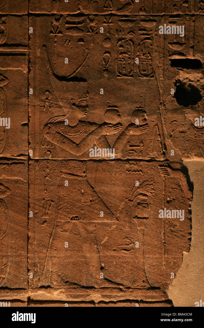 Détail d'un relief représentant le pharaon en faisant des offrandes à la déesse Hathor au Temple de Philae en Egypte Banque D'Images