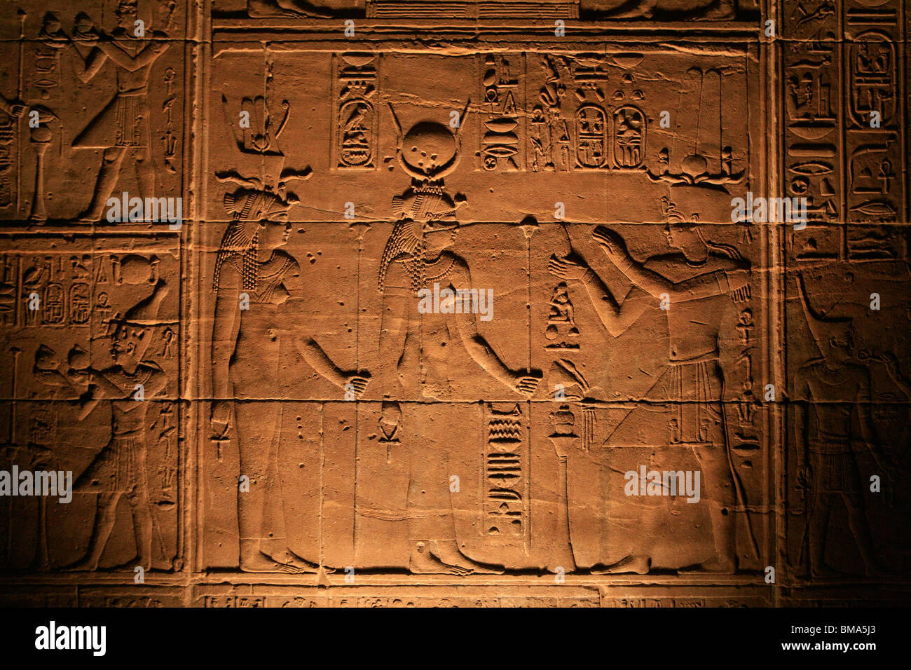 Relief représentant les divinités égyptiennes Hathor et Isis par adorateur au Temple de Philae en Egypte Banque D'Images