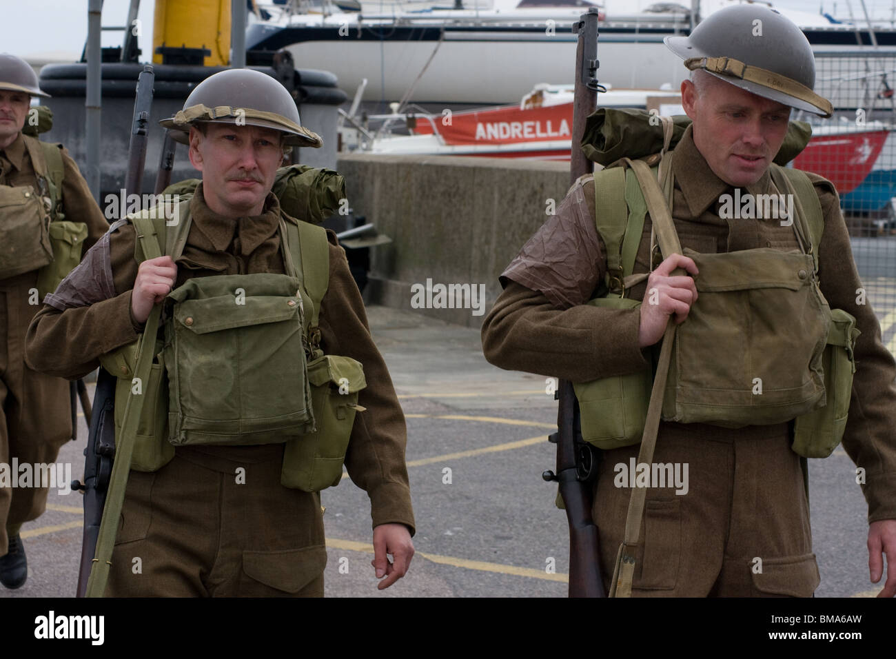 British army helmet Banque de photographies et d’images à haute ...