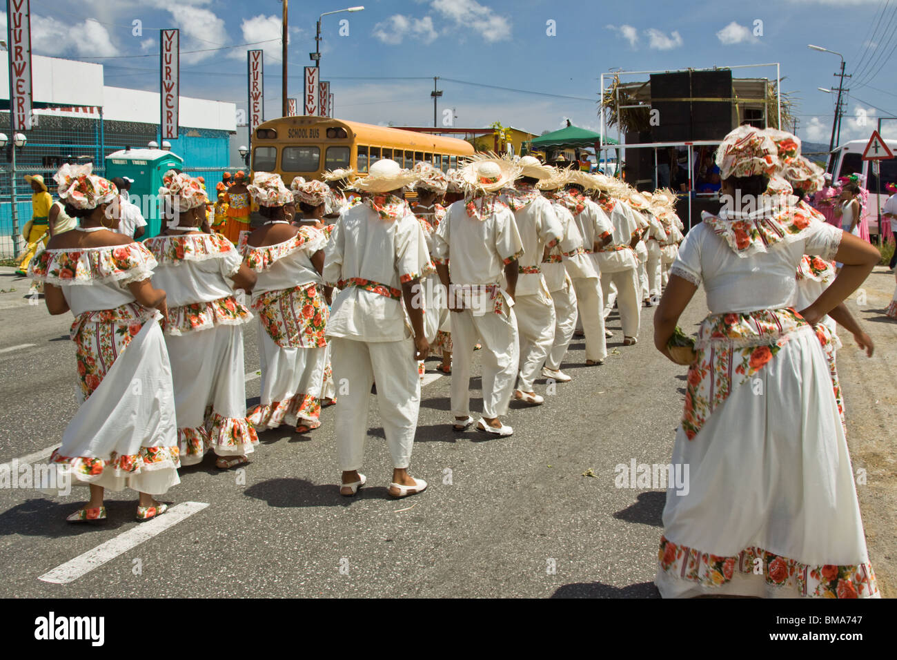 Les participants dansent dans Harvest Festival Parade de costumes colorés, Curaçao, Antilles néerlandaises. Banque D'Images