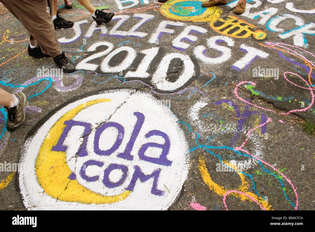 Nola.com logo, rendus à la craie à l'extérieur de la Foire, de Jazz Fest 2010. Banque D'Images