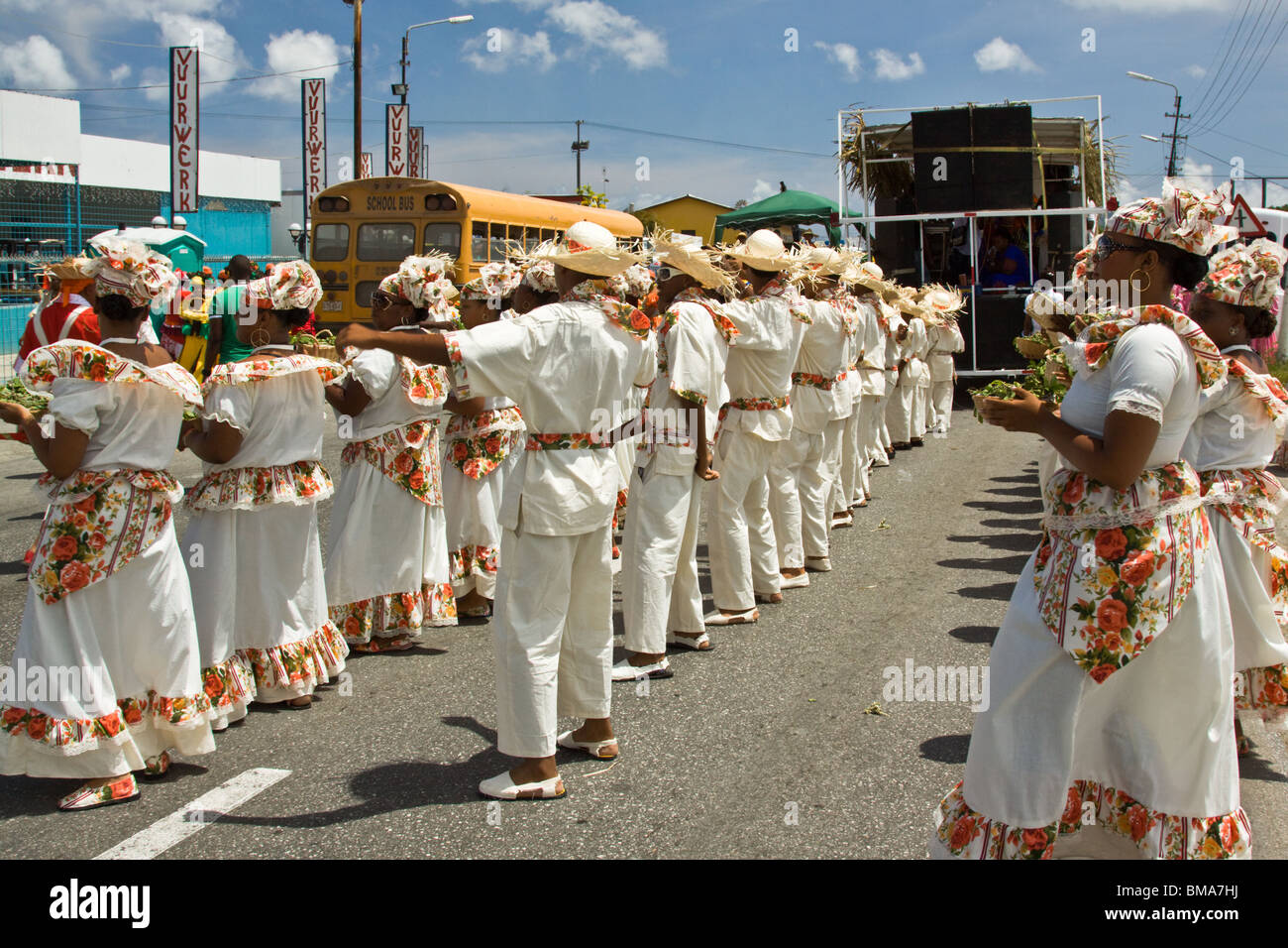 Les participants dansent dans Harvest Festival Parade de costumes colorés, Curaçao, Antilles néerlandaises. Banque D'Images