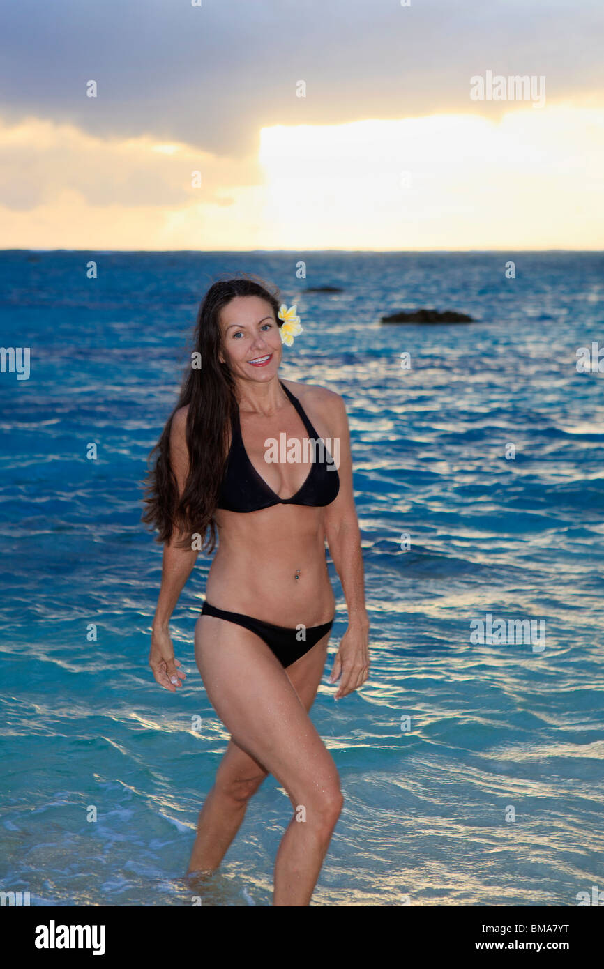 Belle Jeune Femme De 40 Ans A La Plage A Hawaii Au Lever Du Soleil Photo Stock Alamy