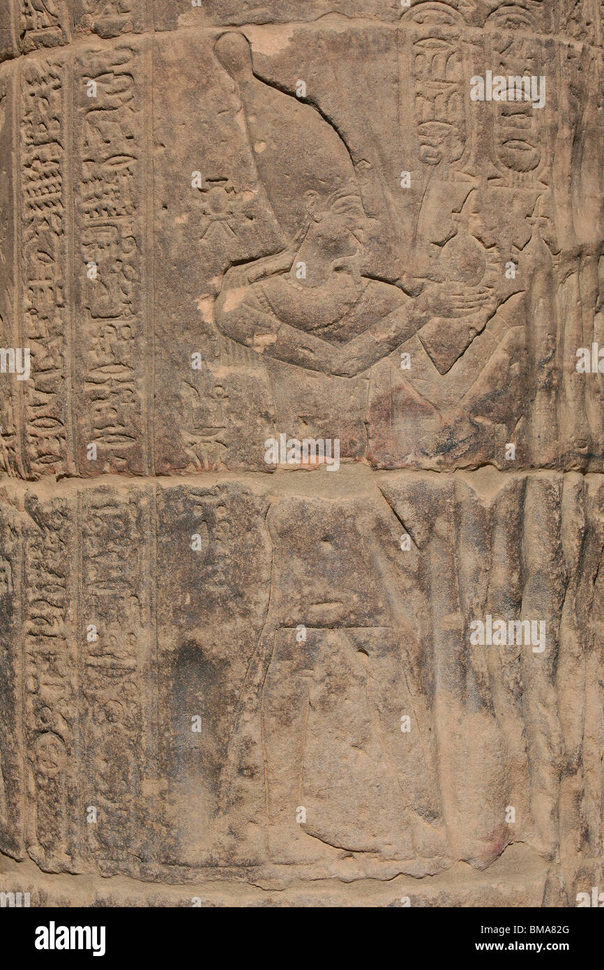 Un bas-relief d'un pharaon en faisant des offrandes sur une colonne dans le temple de Philae en Egypte Banque D'Images