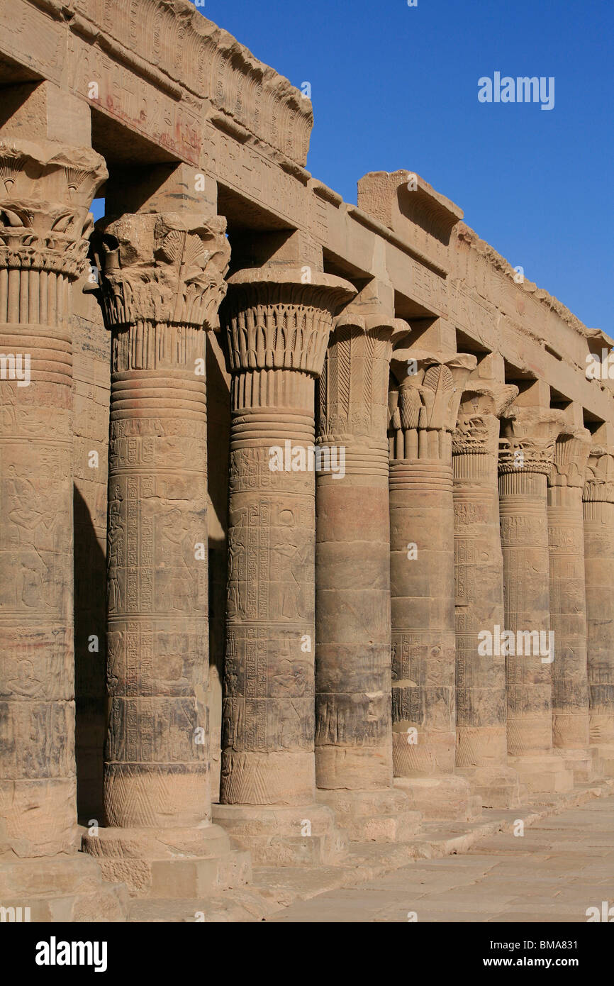 Colonnade de la cour extérieure du Temple d'Isis à Philae, bon maintenant sur l'Île Agilka en Egypte Banque D'Images