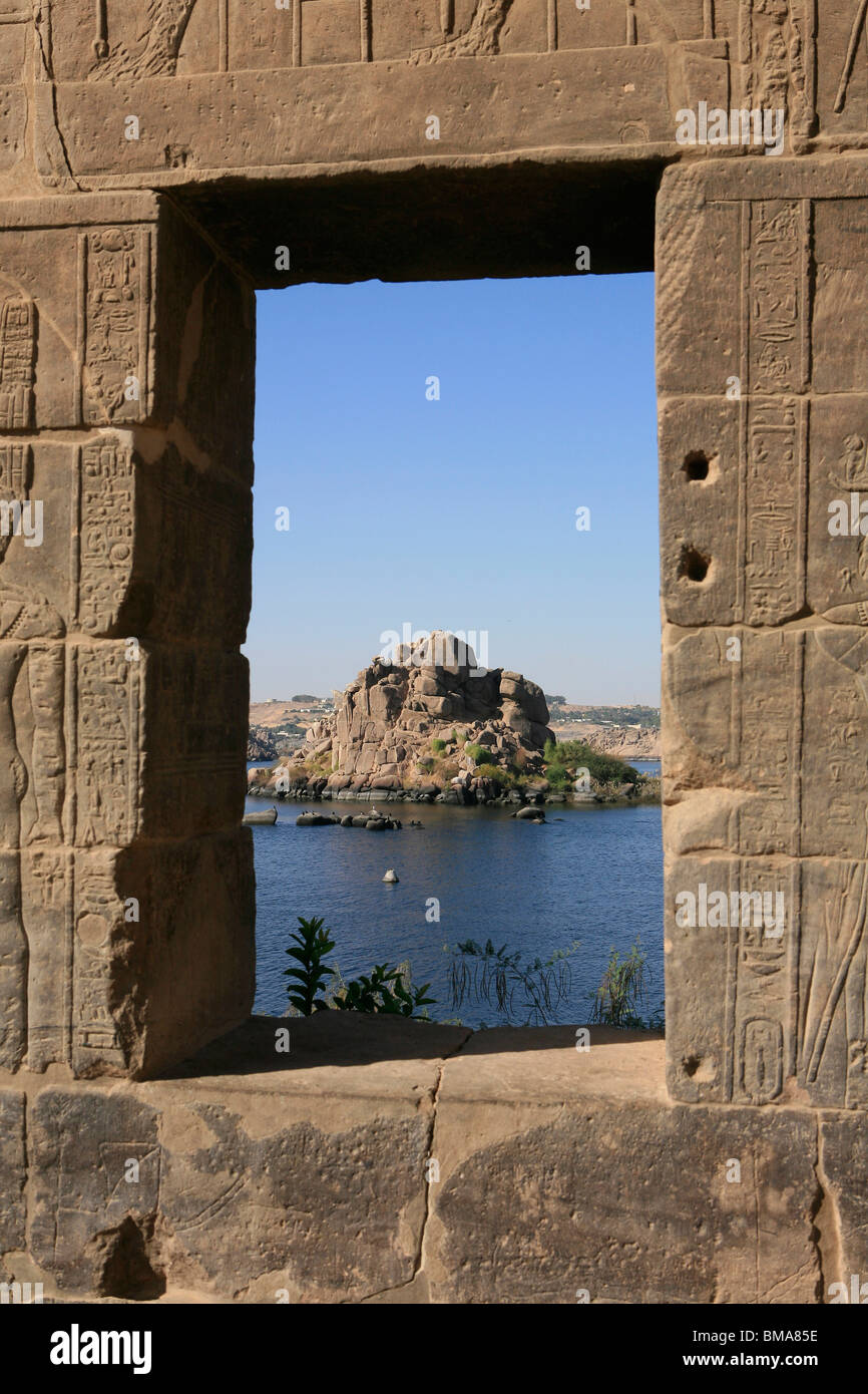 Vue sur le Nil à travers une fenêtre dans le temple de Philae, Egypte Banque D'Images