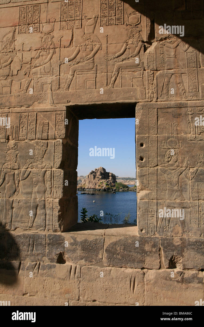 Vue sur le Nil à travers une fenêtre dans le temple de Philae, Egypte Banque D'Images